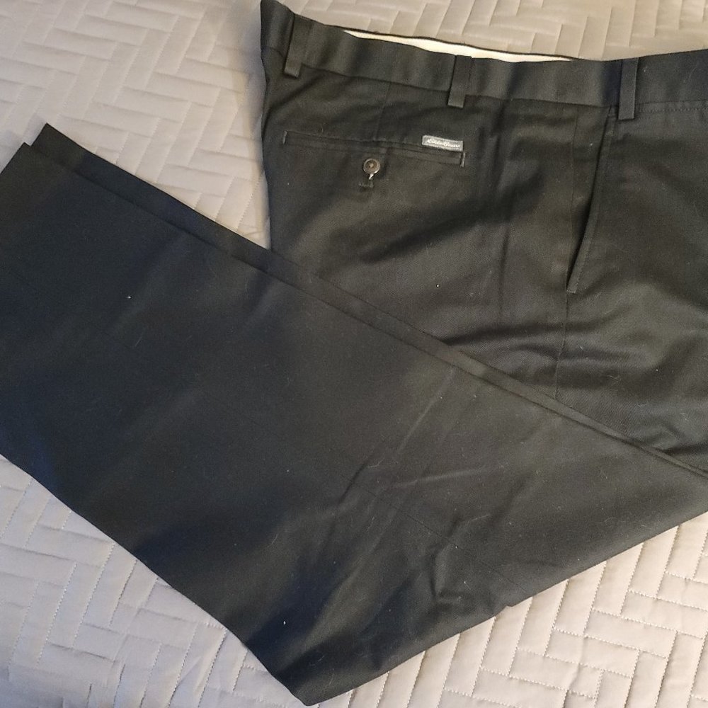 Eddie Bauer Classic Fit Wrinkle Resistant Khaki 42x31 Tall (Ref 22-0005)